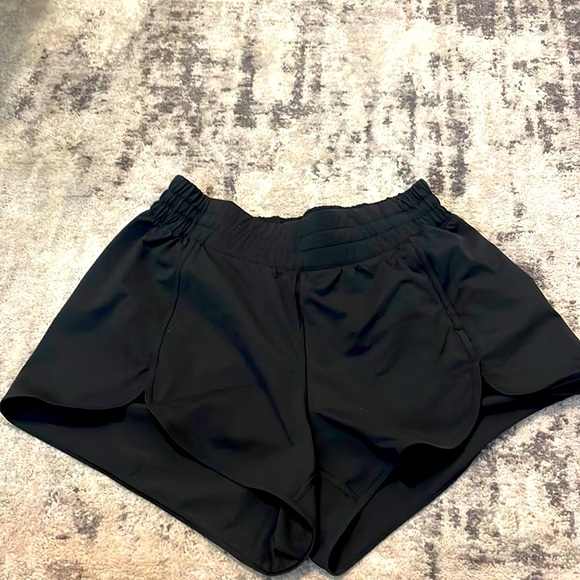 lululemon athletica Pants - Lululemon Black Athletic Short - Size 6 - 2.5 Inseam